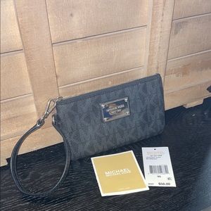 Authentic Michael Kors Wristlet/ Jet Set Item Style 32F5SJSW2B BLK